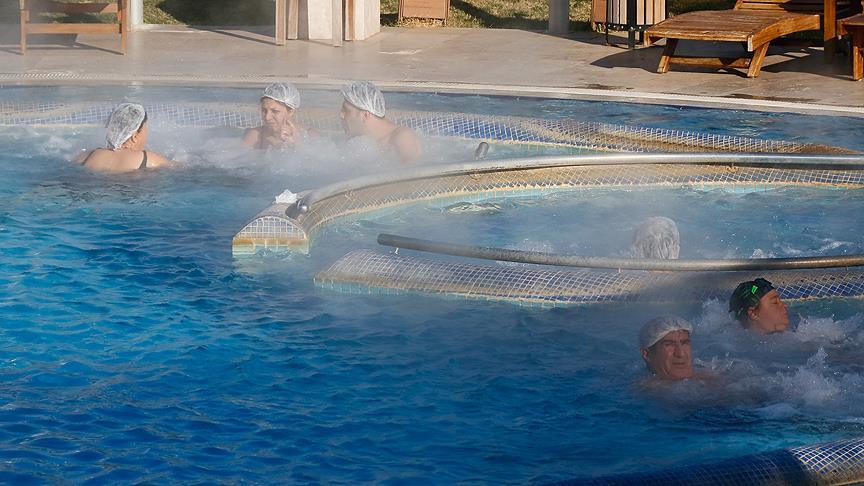 Çeşme'de denizden kaynayan termal suda şifa arıyorlar