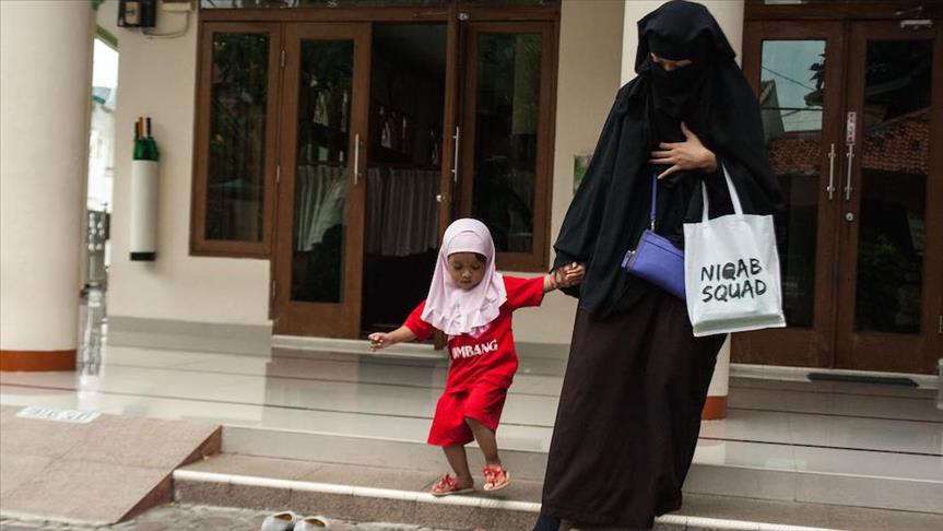 Gambar Perempuan Memakai Hijab Cadar Berwarna Foto Bareng Sahabat