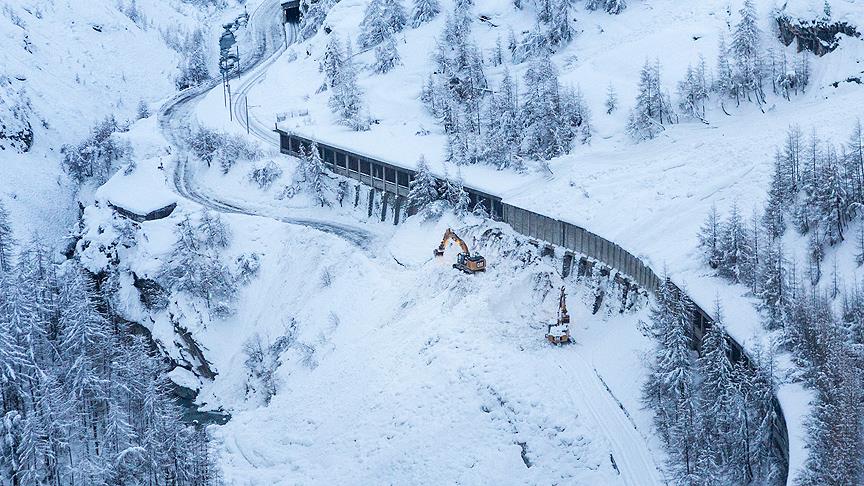 İsviçre'de mahsur kalan 13 bin turist için tren seferleri yeniden başladı