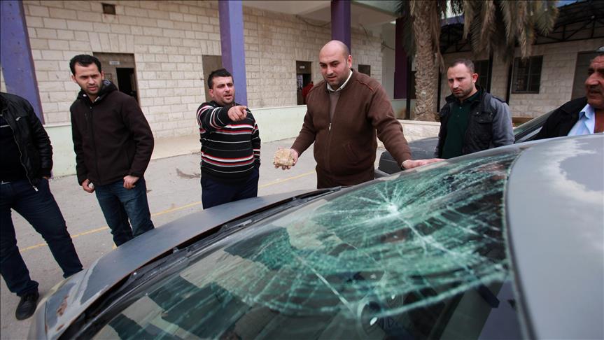 Jewish settlers stone Palestinian vehicles