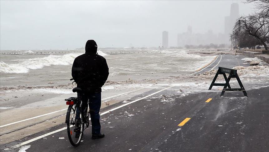 Бурно невреме во САД: Шест метри високи бранови на езерото Мичиген