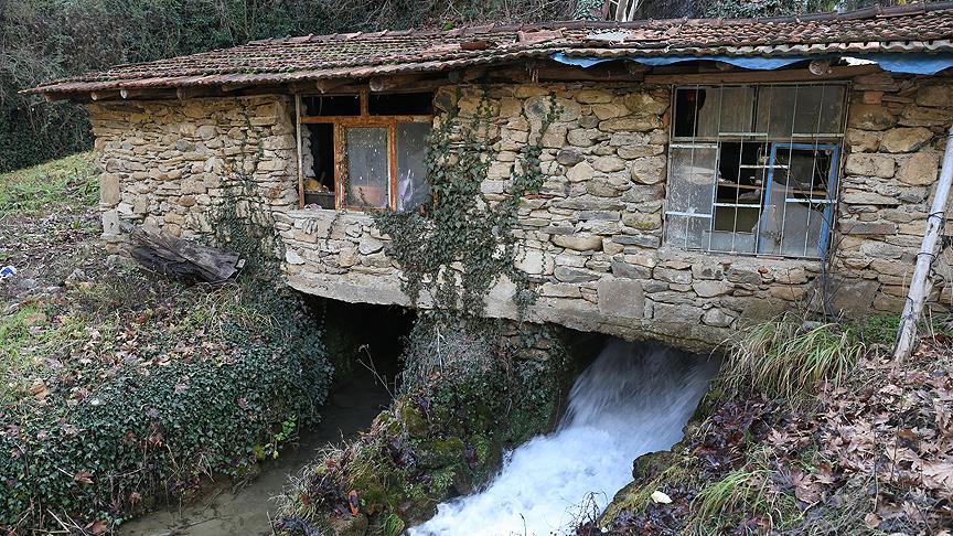 Köyün 300 yıllık su değirmeninin çarkları hala dönüyor 