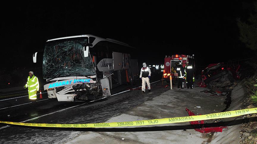 Antalya'da otobüsle otomobil çarpıştı: 3 ölü, 12 yaralı