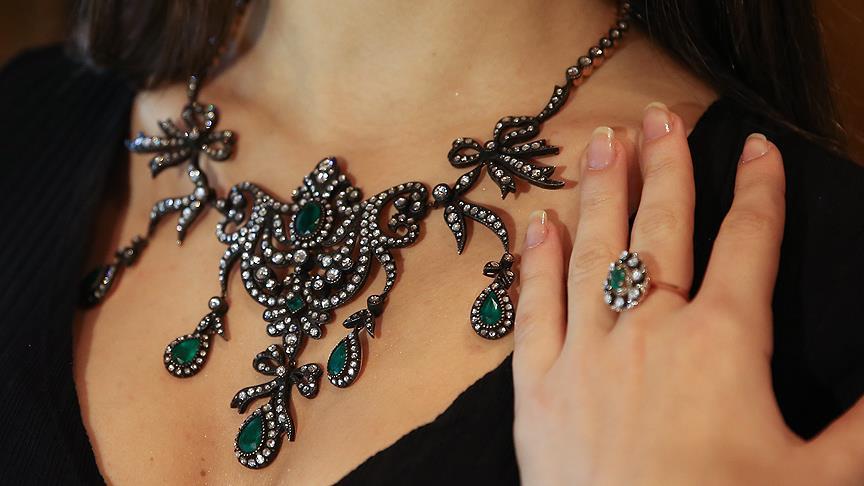 Osmanli Takilari Hayir Kermesinde