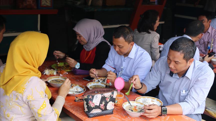 Puestos de comida callejeros en Indonesia dan vida a las calles