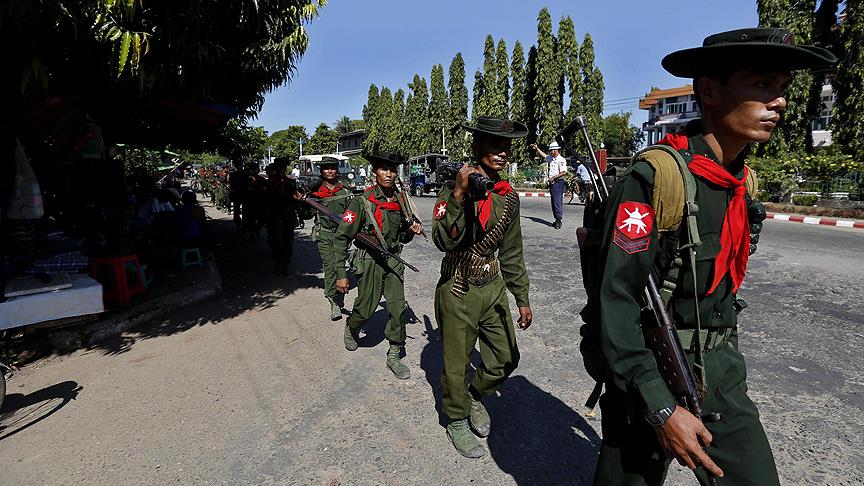 Arakan'da polis protestocuların üzerine ateş açtı: 7 ölü