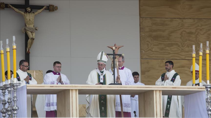 El papa asegura que los mapuches han vivido siglos de sufrimiento