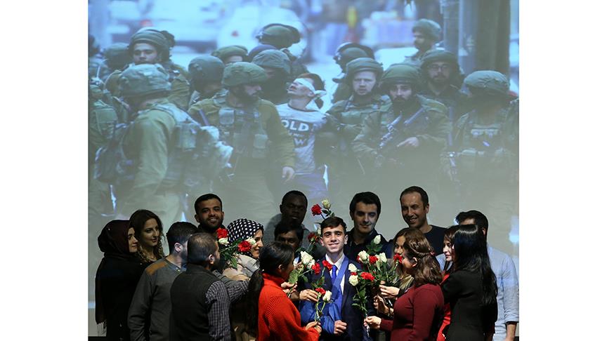 AA çalışanları Kudüs direnişinin sembolü Cüneydi'yi çiçeklerle karşıladı