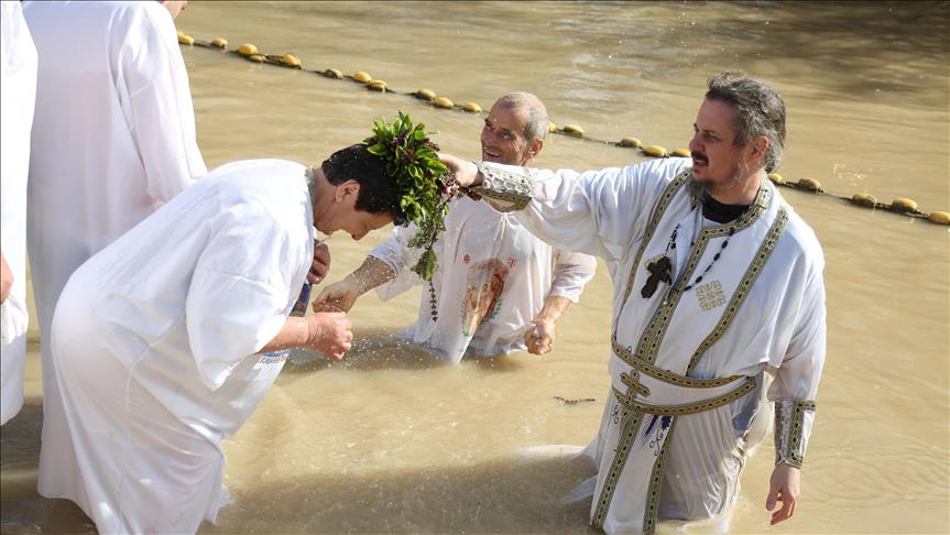 Les grecs orthodoxes célèbrent le Baptême de Jésus dans le Jourdain