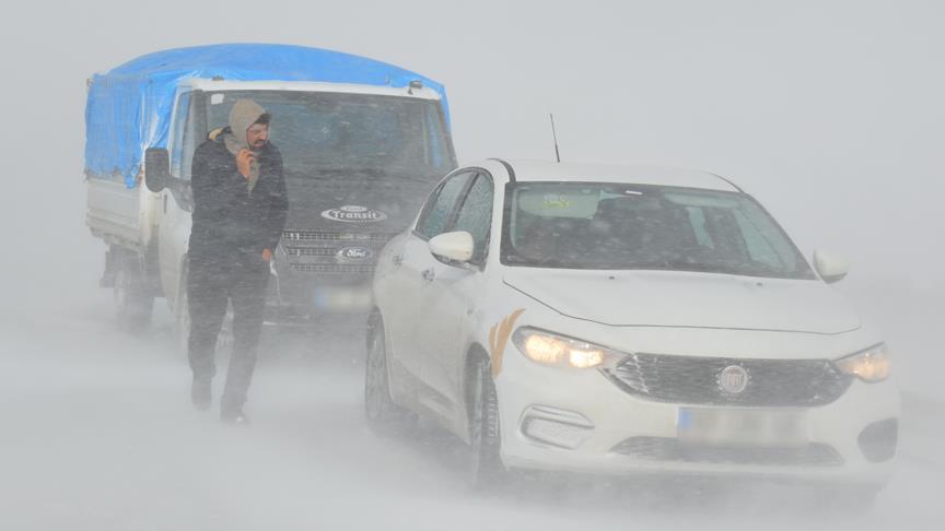 Tendürek Geçidi'nde ulaşıma kar ve tipi engeli