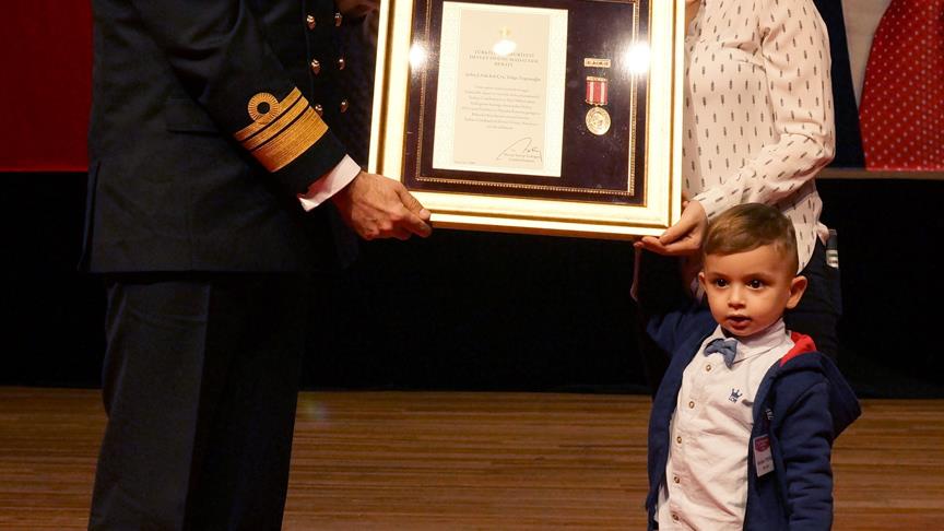 2,5 yaşındaki Utku Baran babasının madalyasını aldı