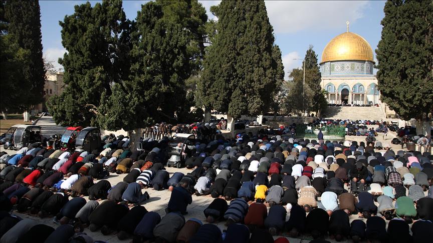 20,000 Palestinians perform Friday prayers at Al-Aqsa