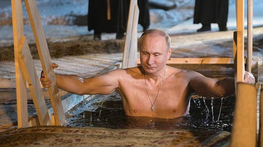 Владимир Путин принял участие в крещенских купаниях
