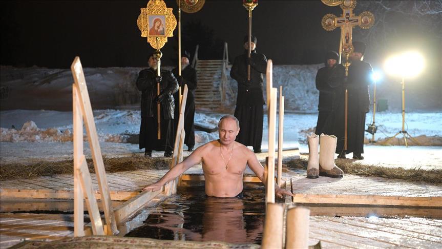 Русија: Путин се искапе во студената вода на езерото Селигер 
