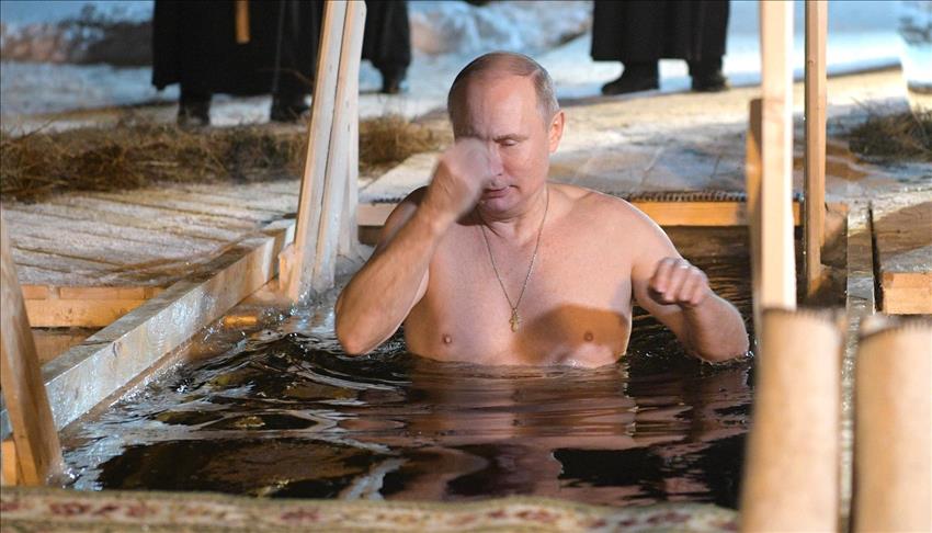 En Moscú, ortodoxos se zambullen en aguas heladas para redimir sus pecados