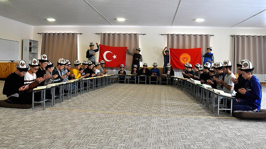 Kırgız çocuklar Türk ordusu için dua etti