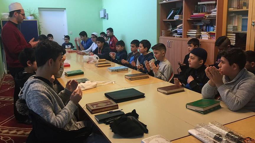 İsveç'teki gurbetçi çocuklar Türk askeri için dua etti 