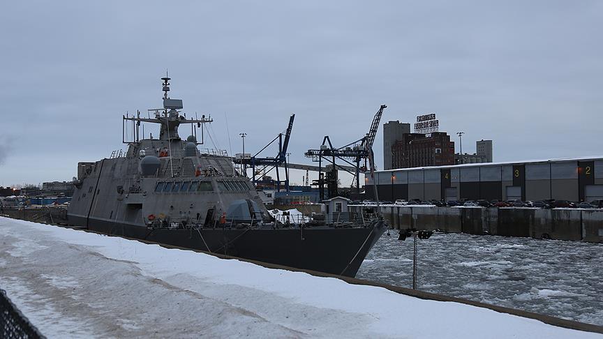 ABD savaş gemisi Montreal’de buzlara sıkışarak mahsur kaldı