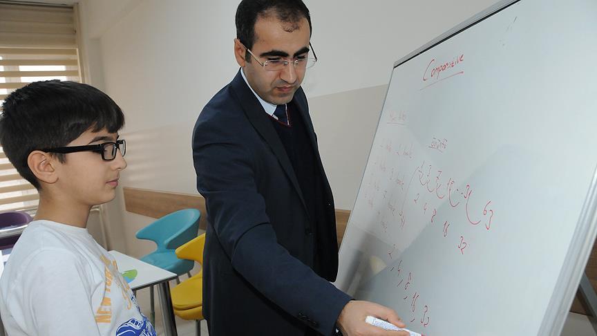 Kağıt ve kalem kullanmadan dört işlem yapıyor