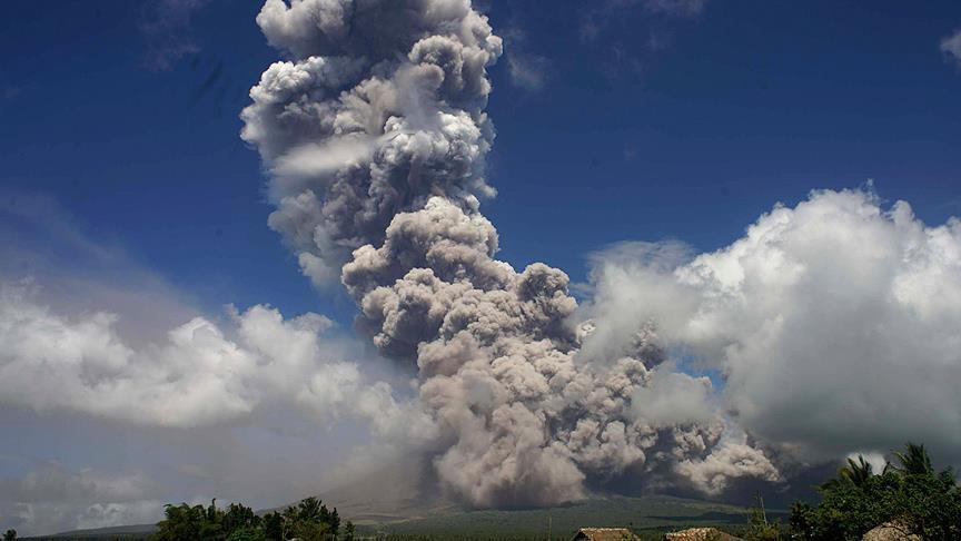 Filipinski vulkan Mayon idalje izbacuje lavu i pepeo