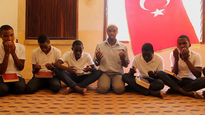 Tanzanyalı öğrenciler Zeytin Dalı Harekatı'na dualarıyla destek oldu
