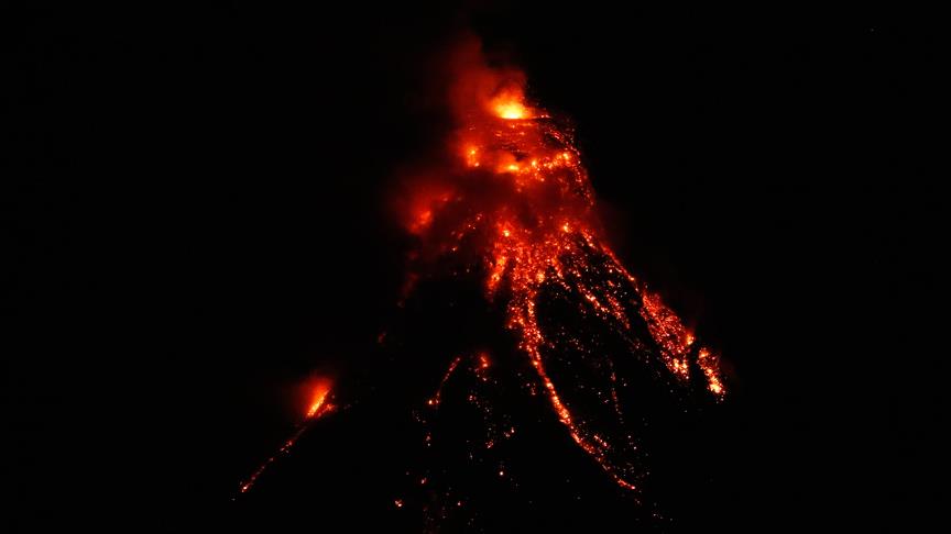 Japonya ve Filipinler'de volkanik hareketlilik