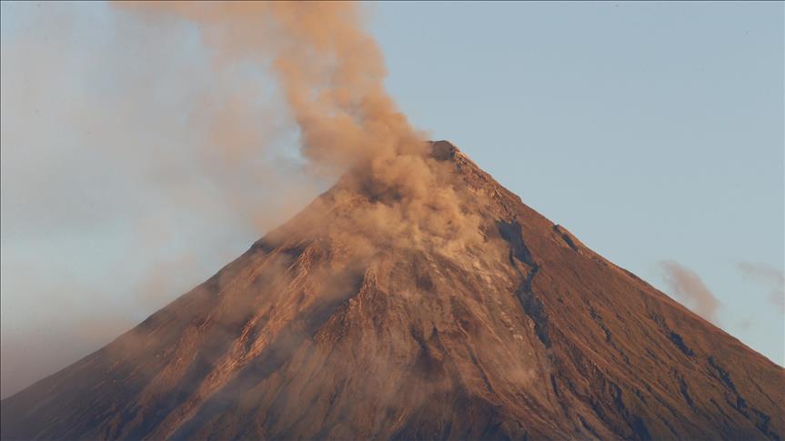 Filipinski vulkan izbacuje lavu do 700 metara u visinu, evakuisano 56.000 osoba