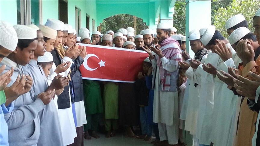 Rohingya orphans in Bangladesh pray for Turkish army