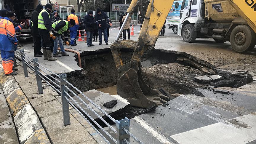 İstanbul'da yol çöktü