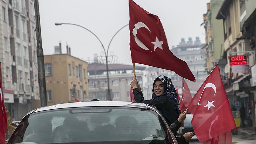 Les drapeaux de l'OTAN en berne en signe de solidarité avec la Türkiye  touchée par