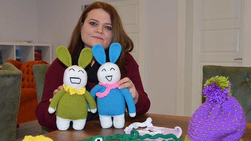 Yetimleri 'Mercan bebek'le sevindiriyor