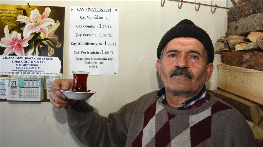 لباقتك تحدد سعر كأس الشاي في مقهى تركي