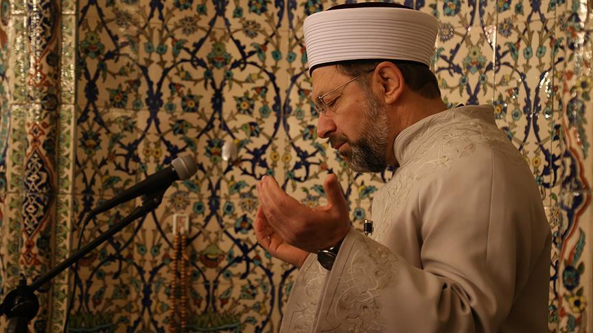 Erbaş, 'Zeytin Dalı' için vatandaşlarla dua etti