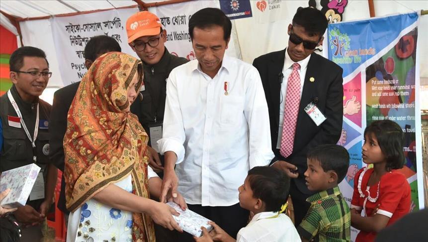 Indonesian leader meets Rohingya refugees in Bangladesh