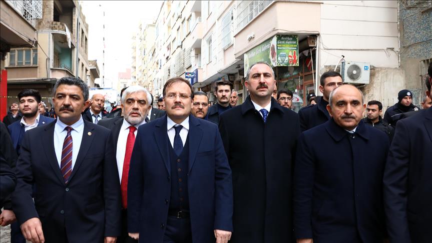 Des ministres turcs inspectent les sites bombardés par les terroristes à Kilis