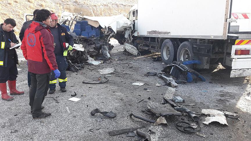 Van'da minibüsle tır çarpıştı: 8 ölü, 2 yaralı