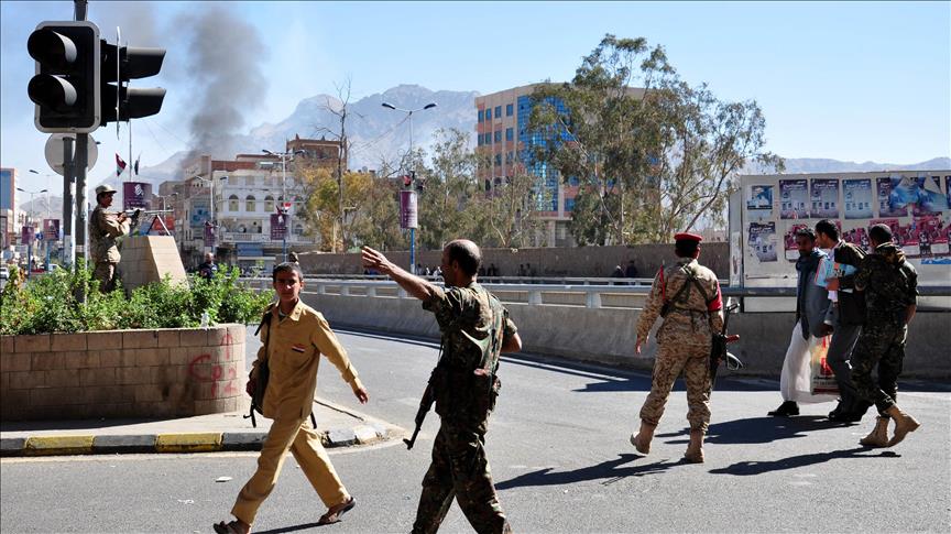 Yemen separatists capture major pro-govt camp in Aden