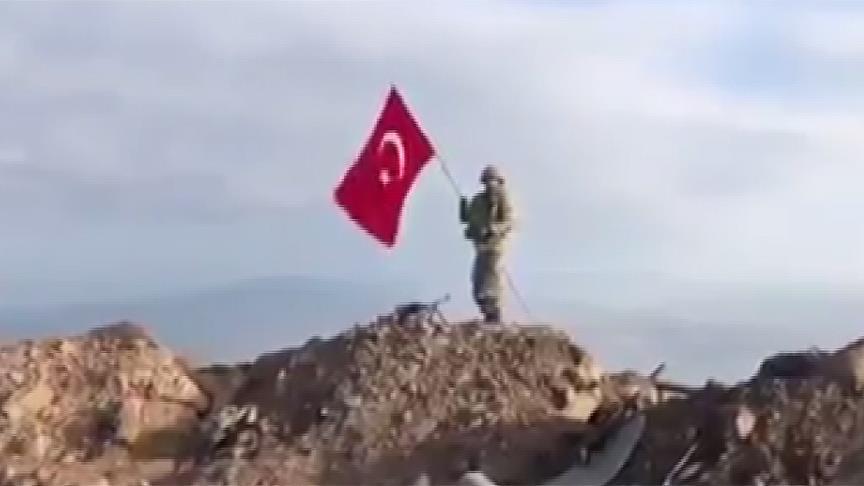На вершине горы Дармык в Африне развевается флаг Турции 