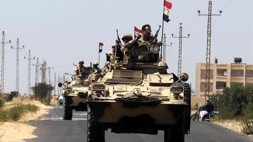 الجيش المصري: توقيف 8 مسلحين وسط سيناء 