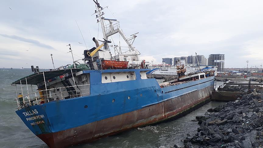 İstanbul'da yük gemisi sahile vurdu