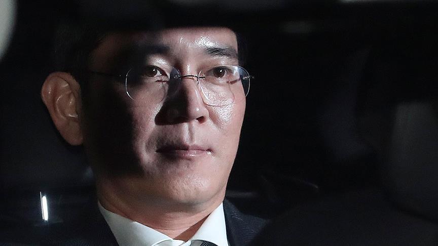 Samsung chief gets early release from prison
