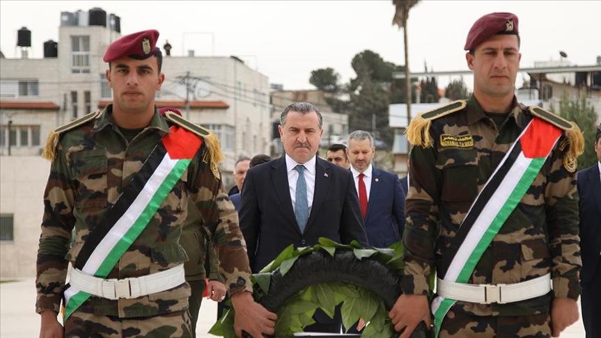Turkish minister visits Arafat tomb in Ramallah