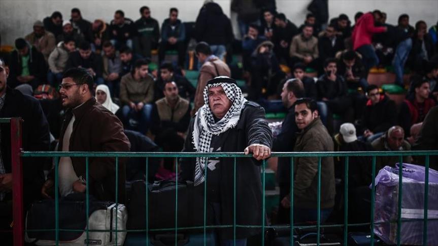 مئات الفلسطينيين يتجمعون في معبر رفح استعدادا لدخول مصر