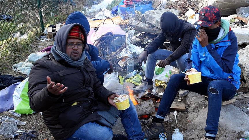 Refugiados en Francia viven entre el frío, la basura y el barro