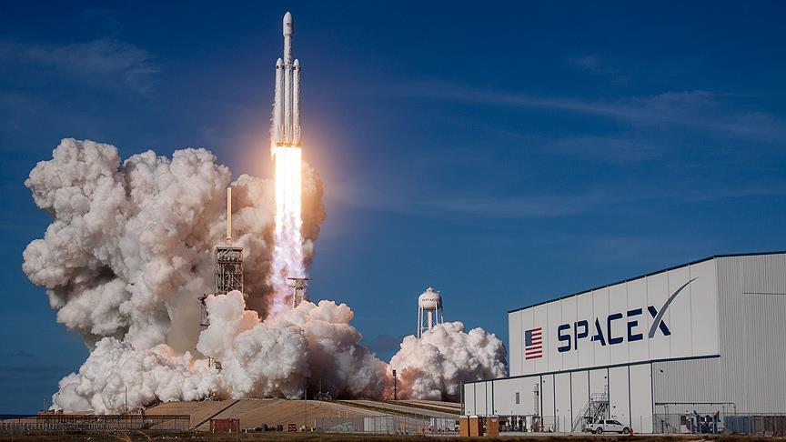 Musk, Tesla'sını uzaya fırlatarak "paranın satın alamayacağı" reklamı yaptı