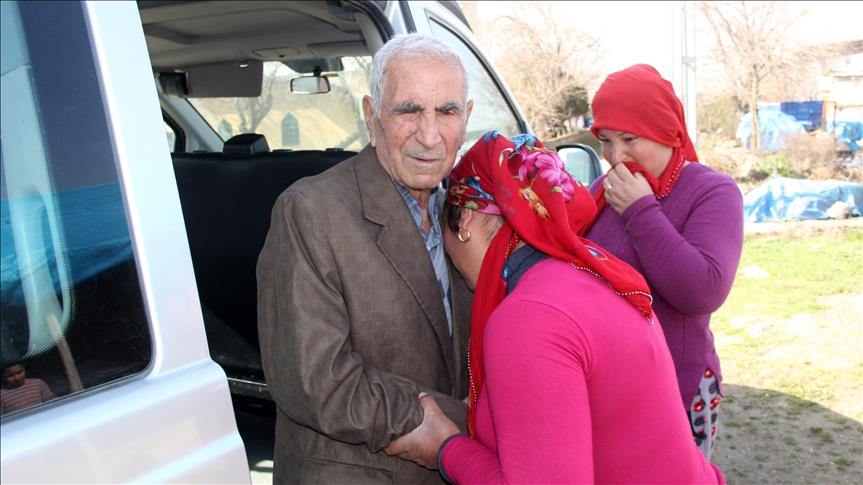 مسن سوري من عفرين يلتقي بناته بعد فراق 7 سنوات