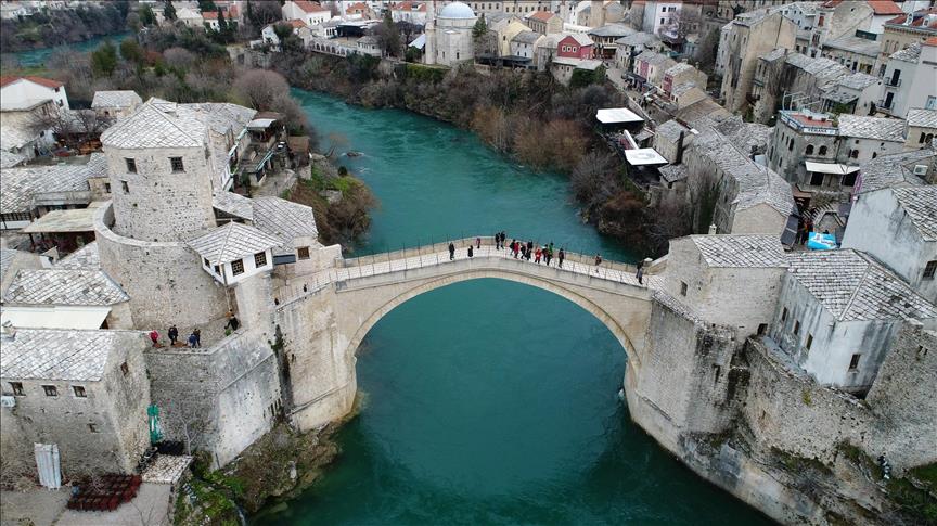 Stari most iz zraka: Turisti i tokom zime uživaju u ljepotama čuvenog mosta