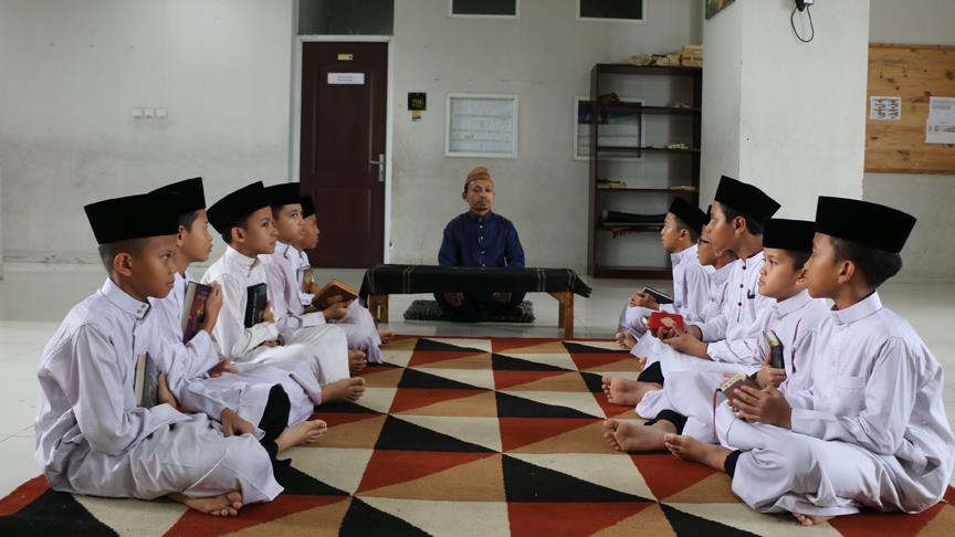 Endonezya'daki 'Kur'an köyü'nde akademik ve hafızlık eğitimi bir arada veriliyor