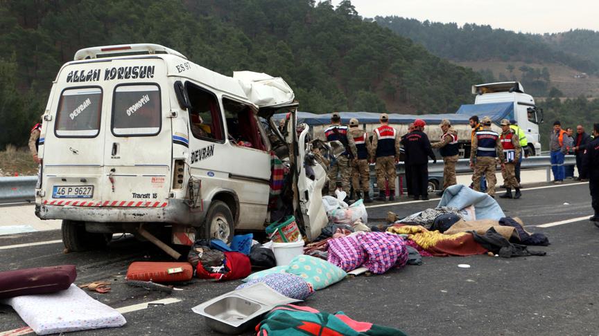 Kahramanmaraş'ta minibüs kamyona çarptı: 9 ölü