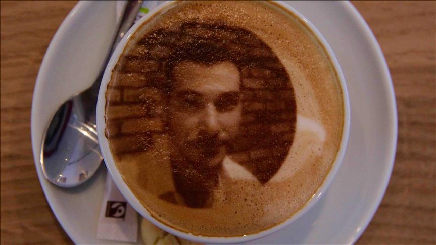 Holandë, kafeneja në Rotterdam ofron cappuccino me selfie